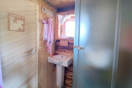 Продам участок в лесу с баней