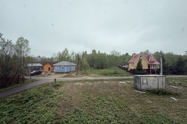 Дом рядом с водоемом.