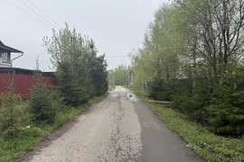Дом рядом с водоемом.