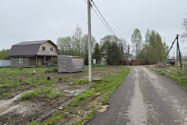 Дом рядом с водоемом.